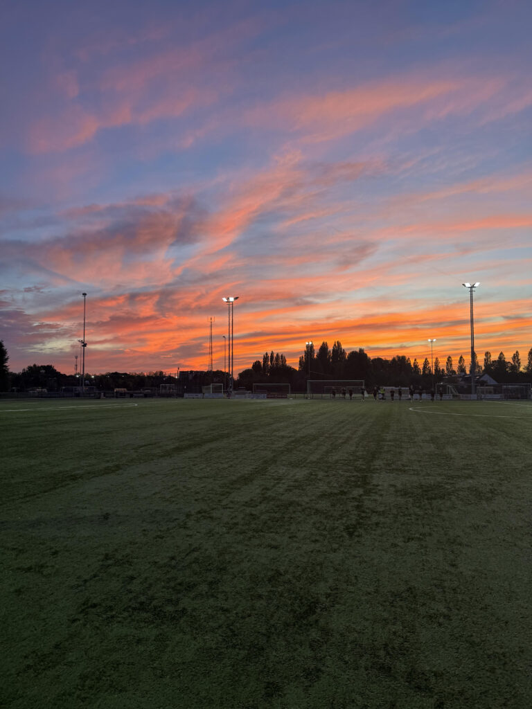 Voetbalveld waar ik 3 dagen in de week te vinden ben. Veld waar ik mijn werk doe.